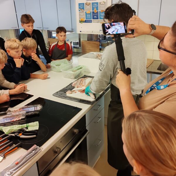 251113 Opitaan kalan fileointia - Riikka Kononen